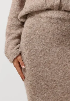 beige moves midirok bistina