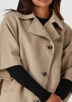 beige studio ar mantel avy