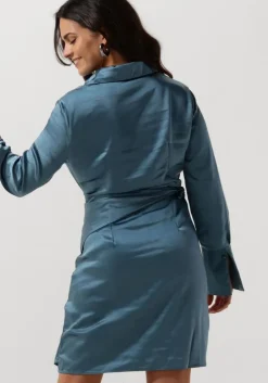 blauwe colourful rebel mini jurk mette satin wrap dress