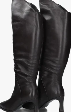 LINA LOCCHI e hoge laarzen av 135><noscript><img width=