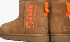 camel ugg vachtlaarzen classic mini ugg side logo