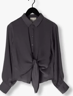 MY ESSENTIAL WARDROBE grijze blouses hilomw knot blouse><noscript><img width=