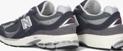 NEW BALANCE grijze lage sneakers m2002r m><noscript><img width=
