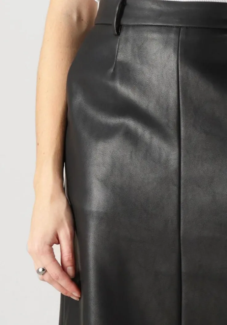 zwarte neo noir midirok netti faux leather skirt