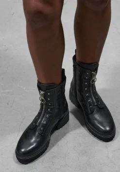 PIEDI NUDI e enkelboots segna 05.01><noscript><img width=